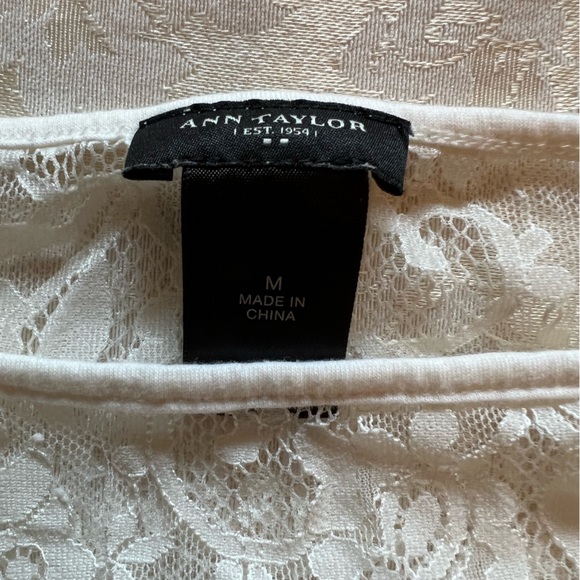 Ann Taylor Cream/Off White Lace Embellished short sleeve top Women’s - Picture 2 of 3